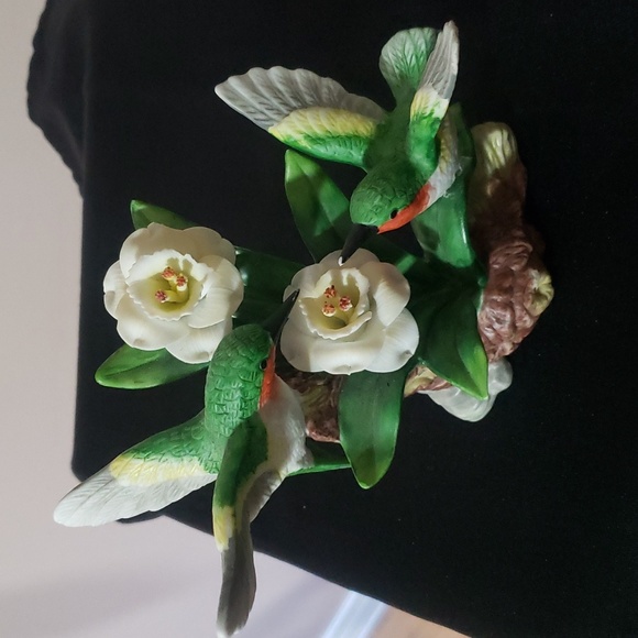 Beautiful Hummingbird Porcelain figurine - Picture 2 of 3